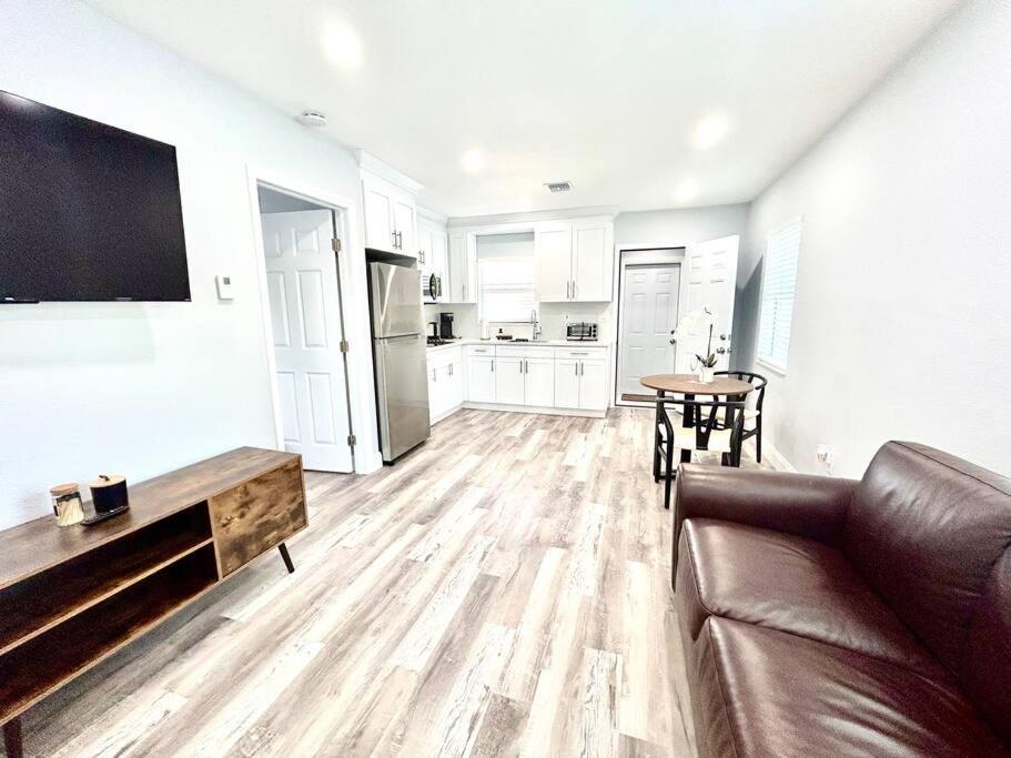 Gorgeous & Convenient Near Airport Apartment *
