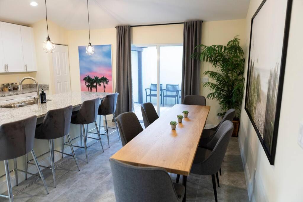 Palm Getaway With Hot Tub & Mini Golf Near Beaches, Downtown, And Plenty Of Shopping * West Palm Beach