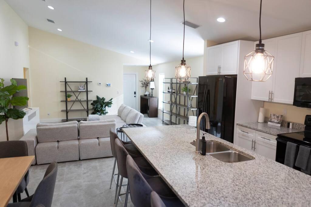 Palm Getaway With Hot Tub & Mini Golf Near Beaches, Downtown, And Plenty Of Shopping West Palm Beach