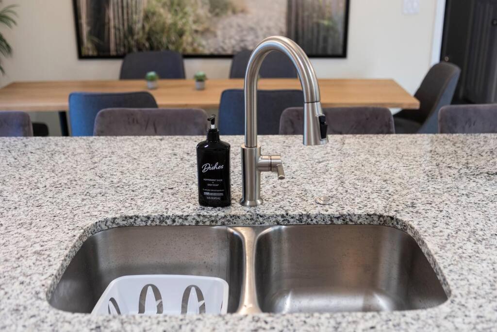 Palm Getaway With Hot Tub & Mini Golf Near Beaches, Downtown, And Plenty Of Shopping Holiday home West Palm Beach