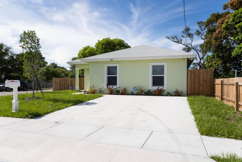 Palm Getaway With Hot Tub & Mini Golf Near Beaches, Downtown, And Plenty Of Shopping *