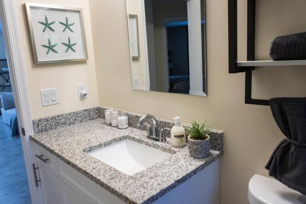 Palm Getaway With Hot Tub & Mini Golf Near Beaches, Downtown, And Plenty Of Shopping Holiday home *
