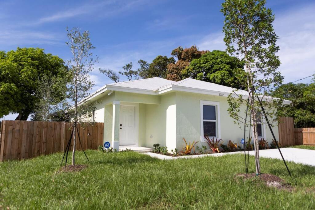 Palm Getaway With Hot Tub & Mini Golf Near Beaches, Downtown, And Plenty Of Shopping * West Palm Beach