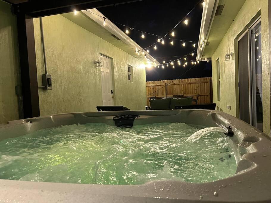 Palm Getaway With Hot Tub & Mini Golf Near Beaches, Downtown, And Plenty Of Shopping *