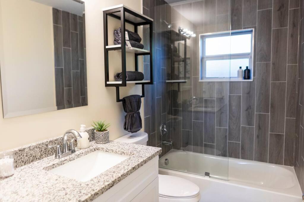 Palm Getaway With Hot Tub & Mini Golf Near Beaches, Downtown, And Plenty Of Shopping West Palm Beach