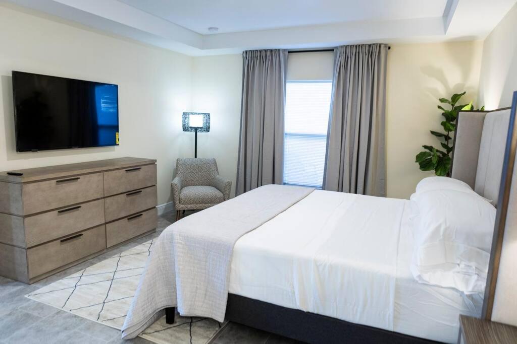 Palm Getaway With Hot Tub & Mini Golf Near Beaches, Downtown, And Plenty Of Shopping Holiday home