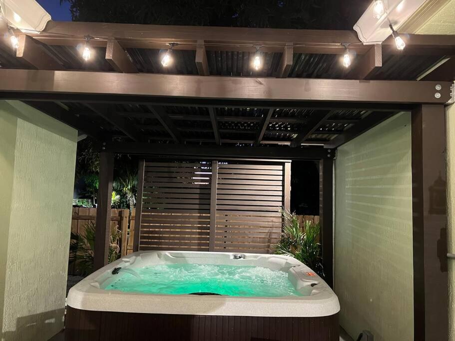 Holiday home Palm Getaway With Hot Tub & Mini Golf Near Beaches, Downtown, And Plenty Of Shopping *