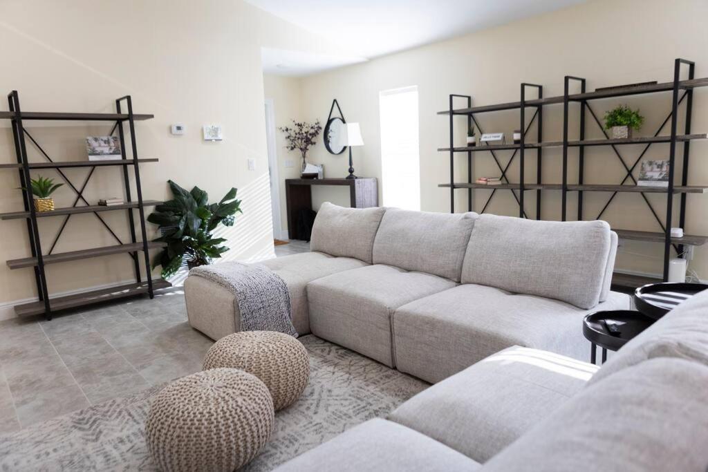 Palm Getaway With Hot Tub & Mini Golf Near Beaches, Downtown, And Plenty Of Shopping *