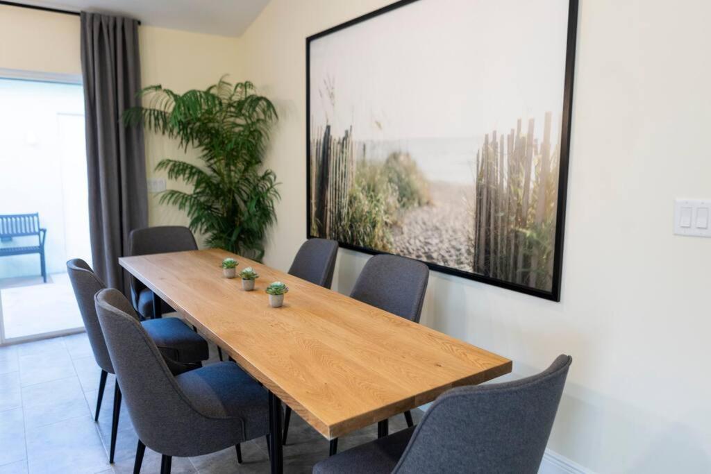 Holiday home Palm Getaway With Hot Tub & Mini Golf Near Beaches, Downtown, And Plenty Of Shopping
