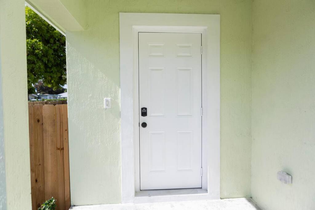 Palm Getaway With Hot Tub & Mini Golf Near Beaches, Downtown, And Plenty Of Shopping Holiday home West Palm Beach