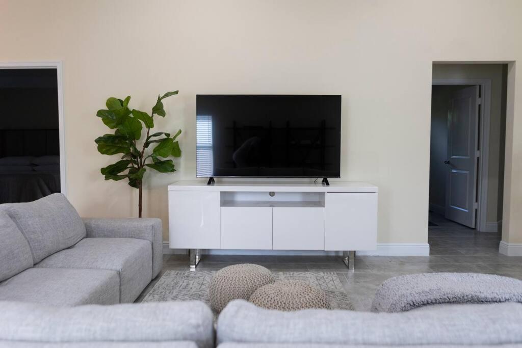 Palm Getaway With Hot Tub & Mini Golf Near Beaches, Downtown, And Plenty Of Shopping West Palm Beach