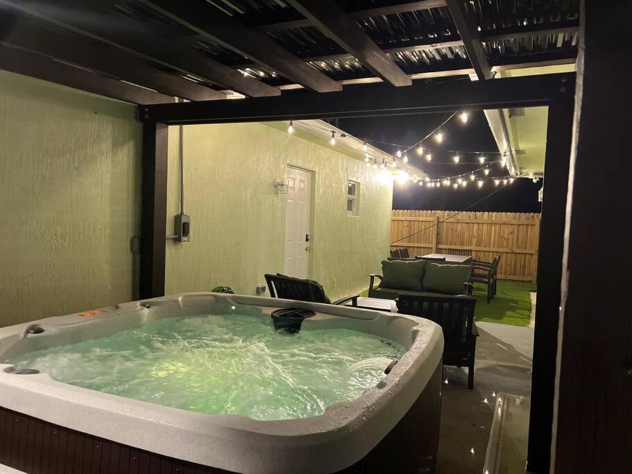 Palm Getaway With Hot Tub & Mini Golf Near Beaches, Downtown, And Plenty Of Shopping *