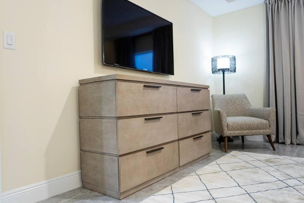 Palm Getaway With Hot Tub & Mini Golf Near Beaches, Downtown, And Plenty Of Shopping * West Palm Beach