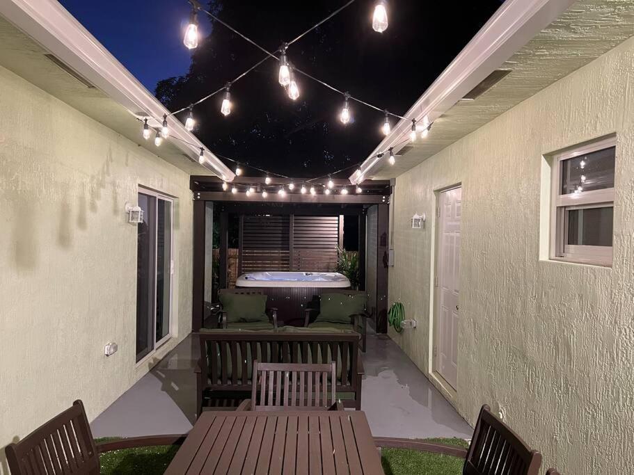 Palm Getaway With Hot Tub & Mini Golf Near Beaches, Downtown, And Plenty Of Shopping Holiday home West Palm Beach