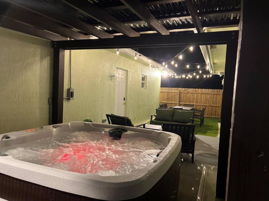 Palm Getaway With Hot Tub & Mini Golf Near Beaches, Downtown, And Plenty Of Shopping West Palm Beach