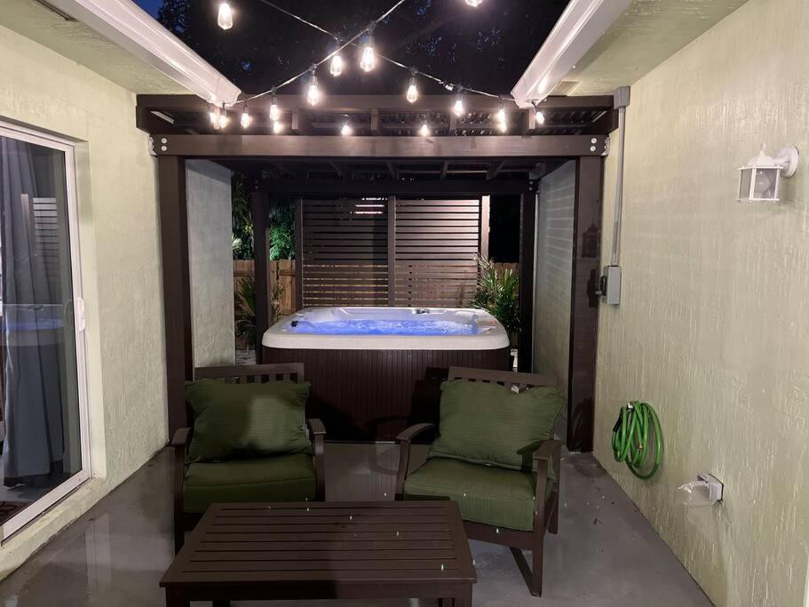 Palm Getaway With Hot Tub & Mini Golf Near Beaches, Downtown, And Plenty Of Shopping *