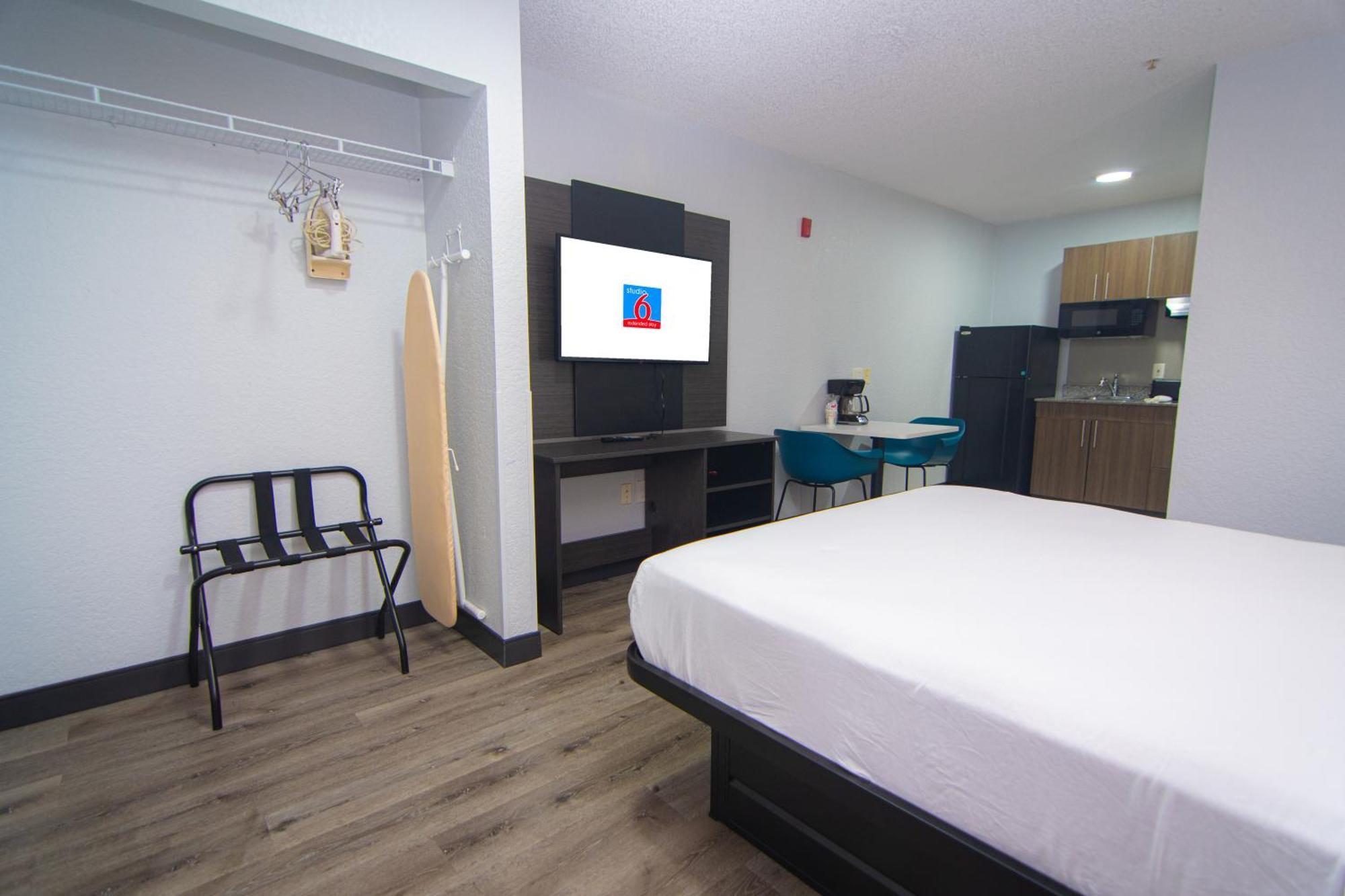 Hotel 6-west Palm Beach, Fl