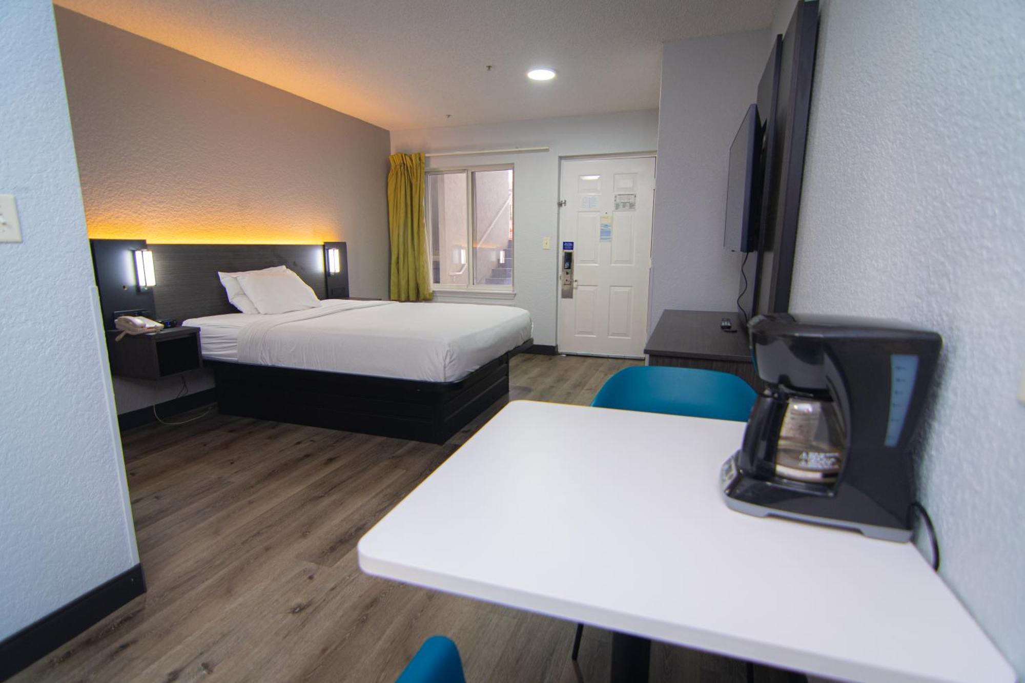 Hotel 6-west Palm Beach, Fl