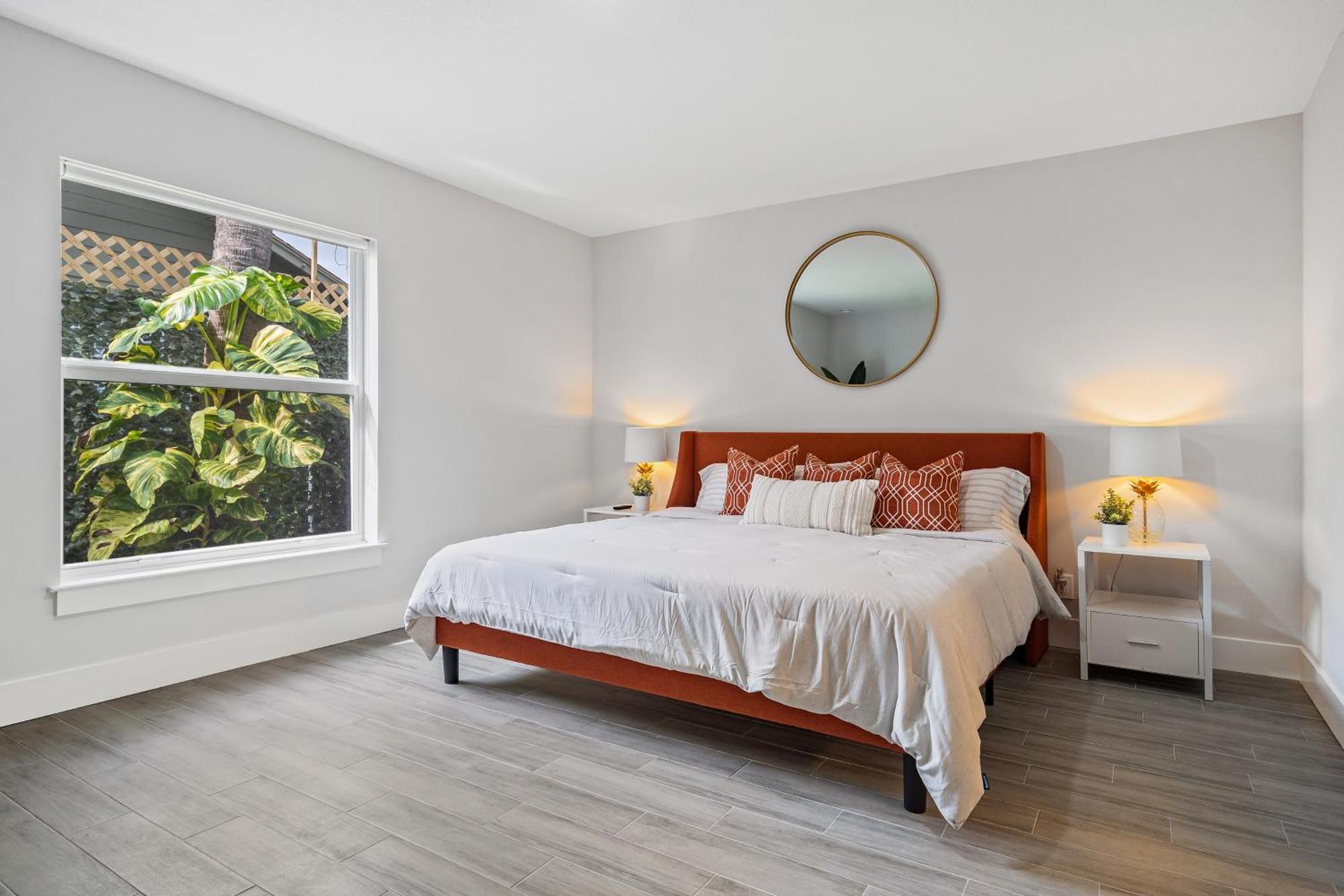 New! Few Minutes To Downtown, 10 To The Beach! Holiday home