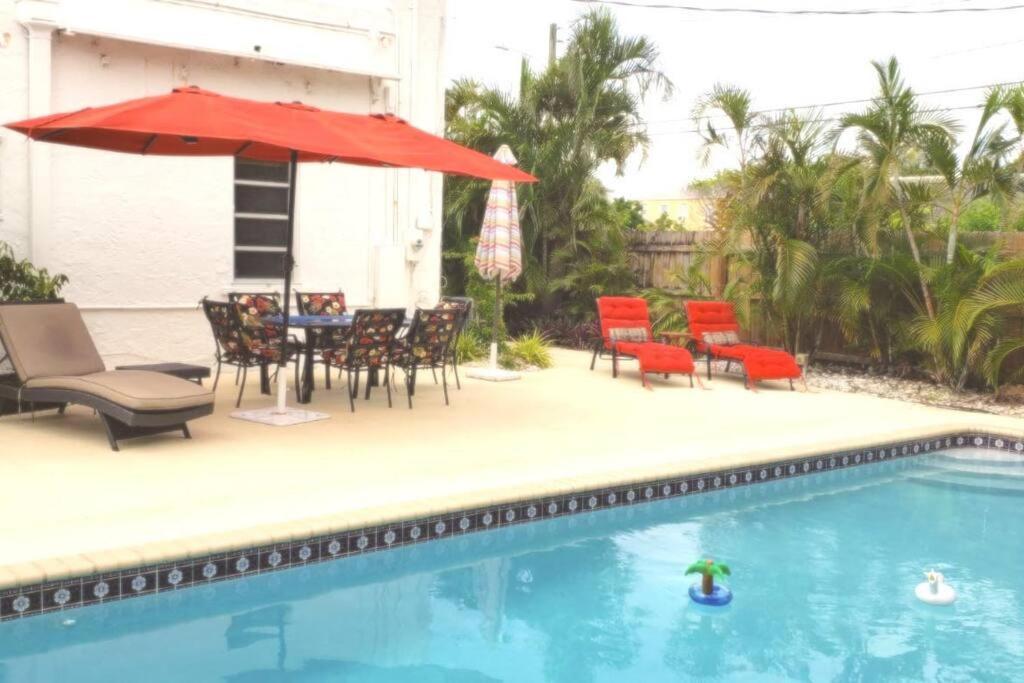 Poolside Tropical Getaway Easy Access To Fun