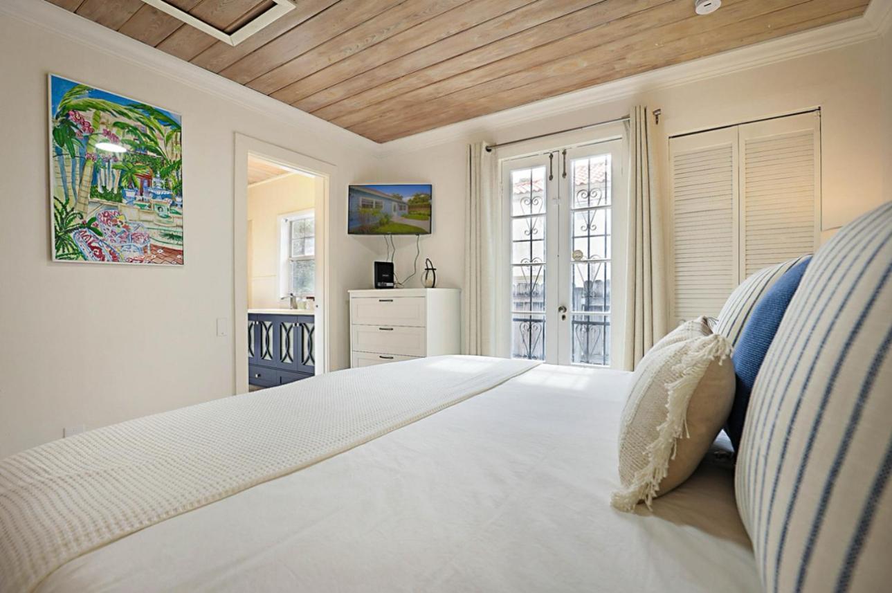 Relax & Unwind Pool Retreat 2 Bed 2 Bath Holiday home *