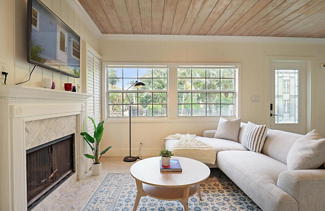 Relax & Unwind Pool Retreat 2 Bed 2 Bath *