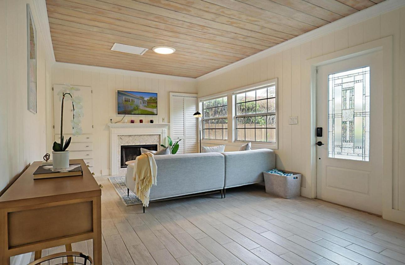 Relax & Unwind Pool Retreat 2 Bed 2 Bath *