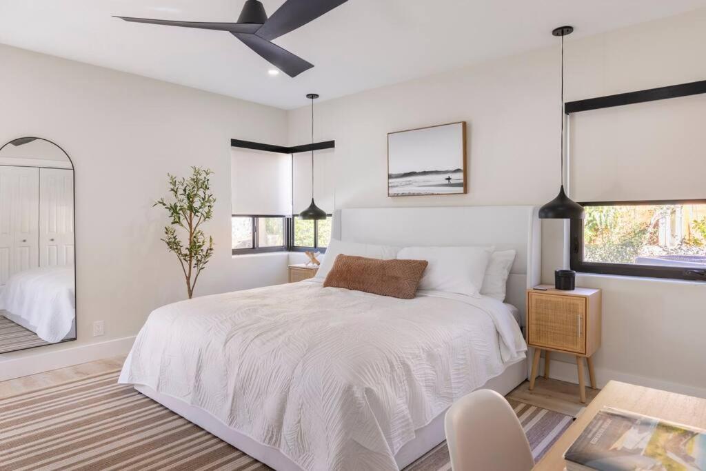 Modern Home, Family Friendly, Heated Pool Holiday home *