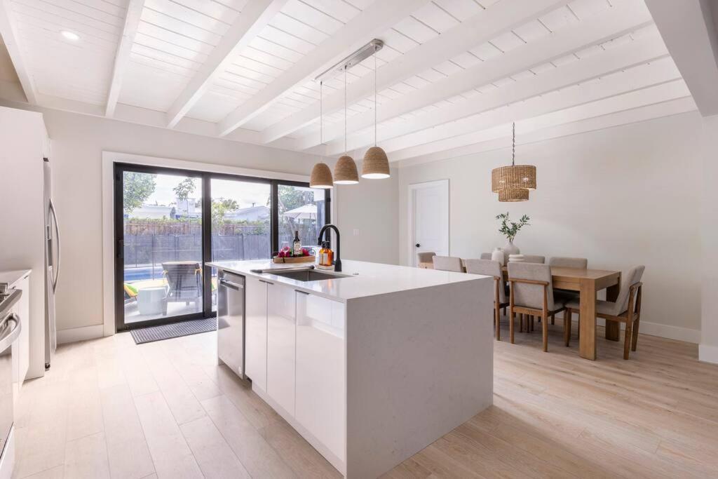 Modern Home, Family Friendly, Heated Pool Holiday home