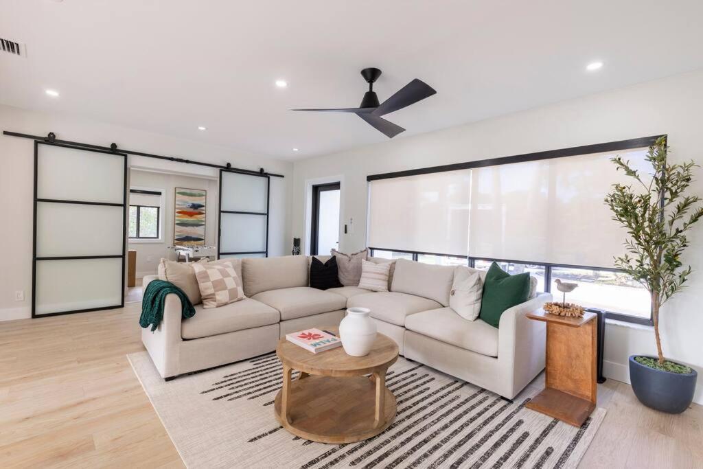 Modern Home, Family Friendly, Heated Pool *
