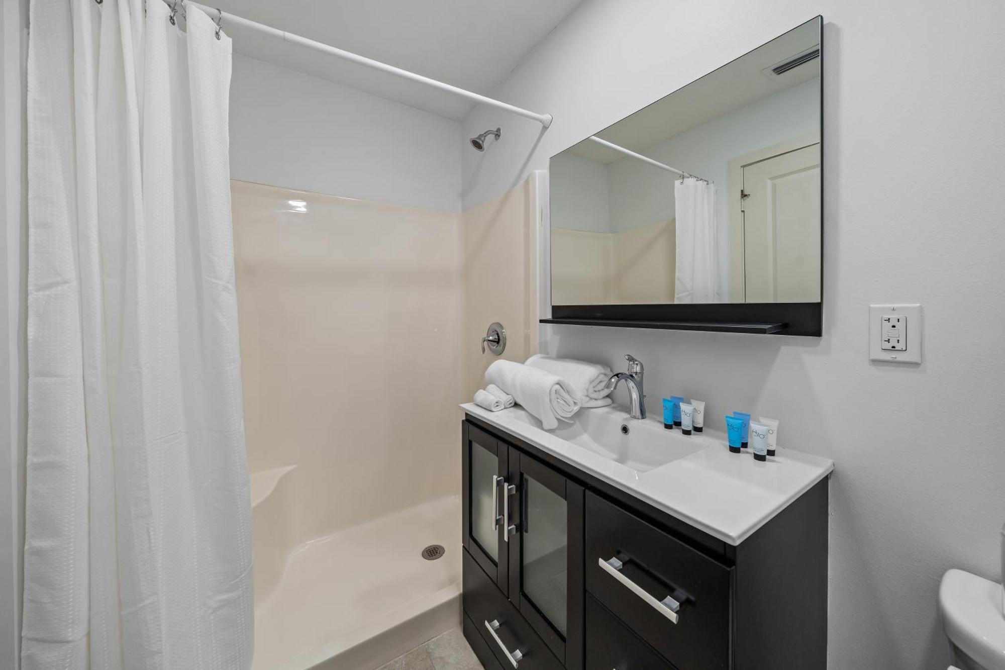 4-bed Wpb Near 95,airport,dt & Beaches *