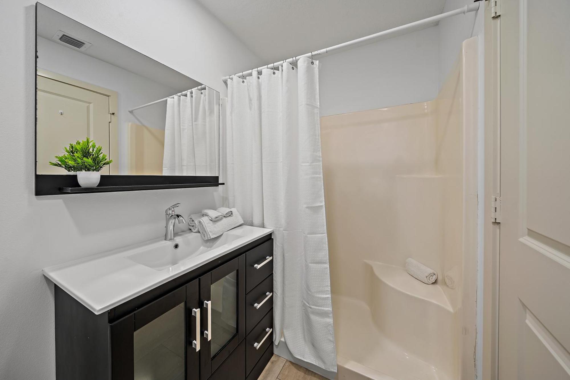 4-bed Wpb Near 95,airport,dt & Beaches *
