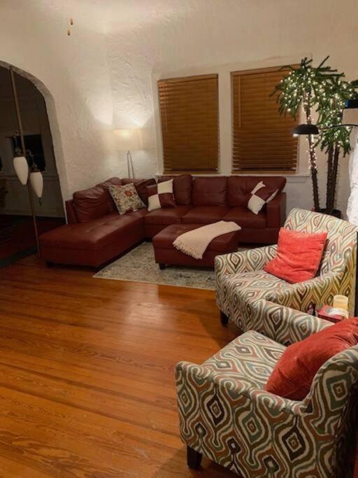 Poolside Tropical Getaway Easy Access To Fun Holiday home