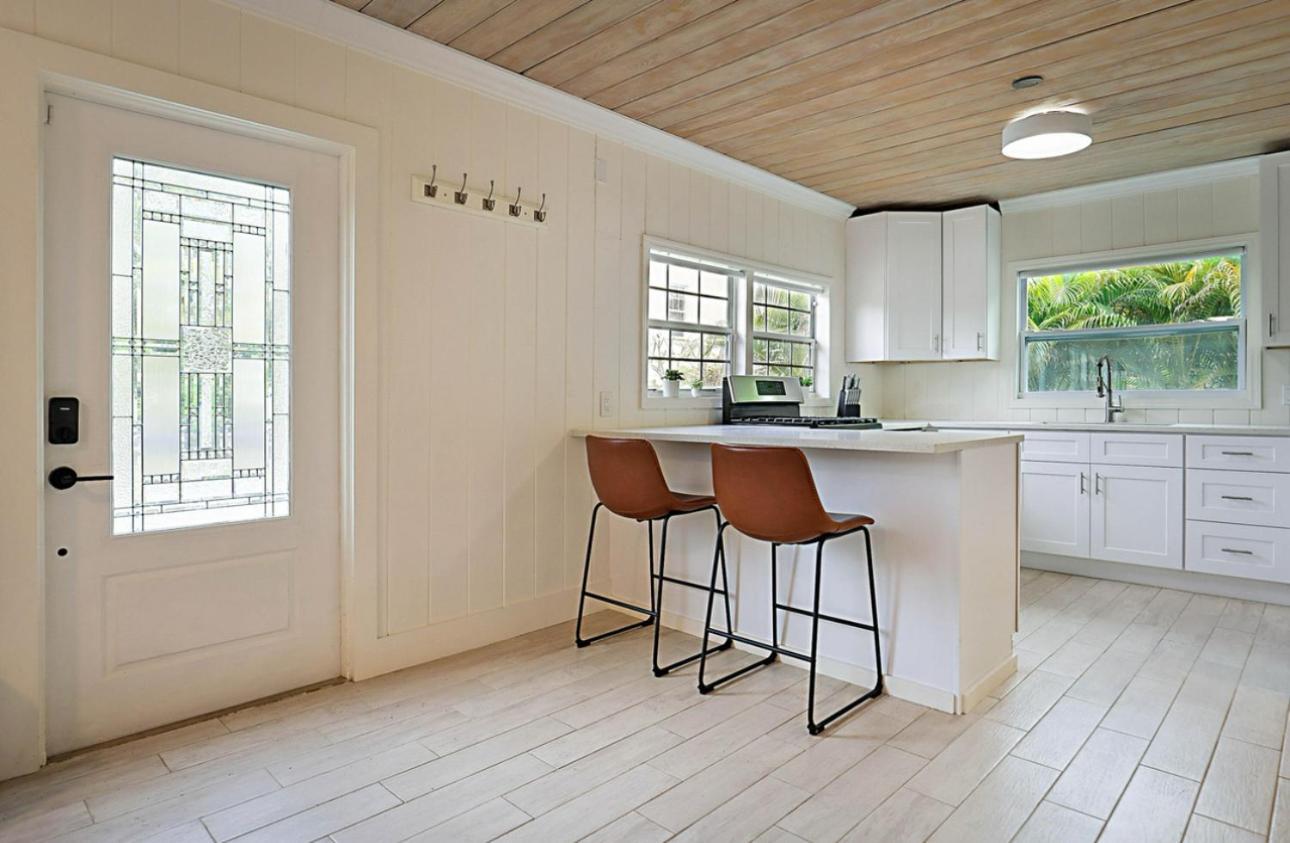 Relax & Unwind Pool Retreat 2 Bed 2 Bath *