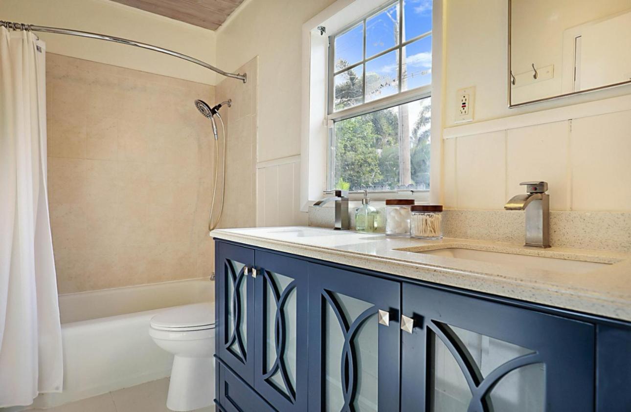 Relax & Unwind Pool Retreat 2 Bed 2 Bath *