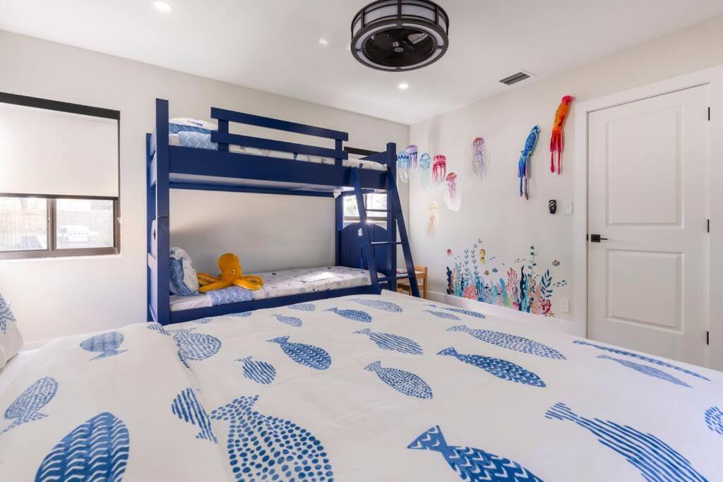 Modern Home, Family Friendly, Heated Pool Holiday home