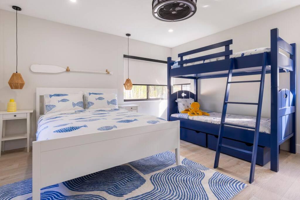 Modern Home, Family Friendly, Heated Pool Holiday home *