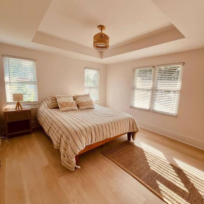 Very Cool Renovated 1930s Home! Holiday home
