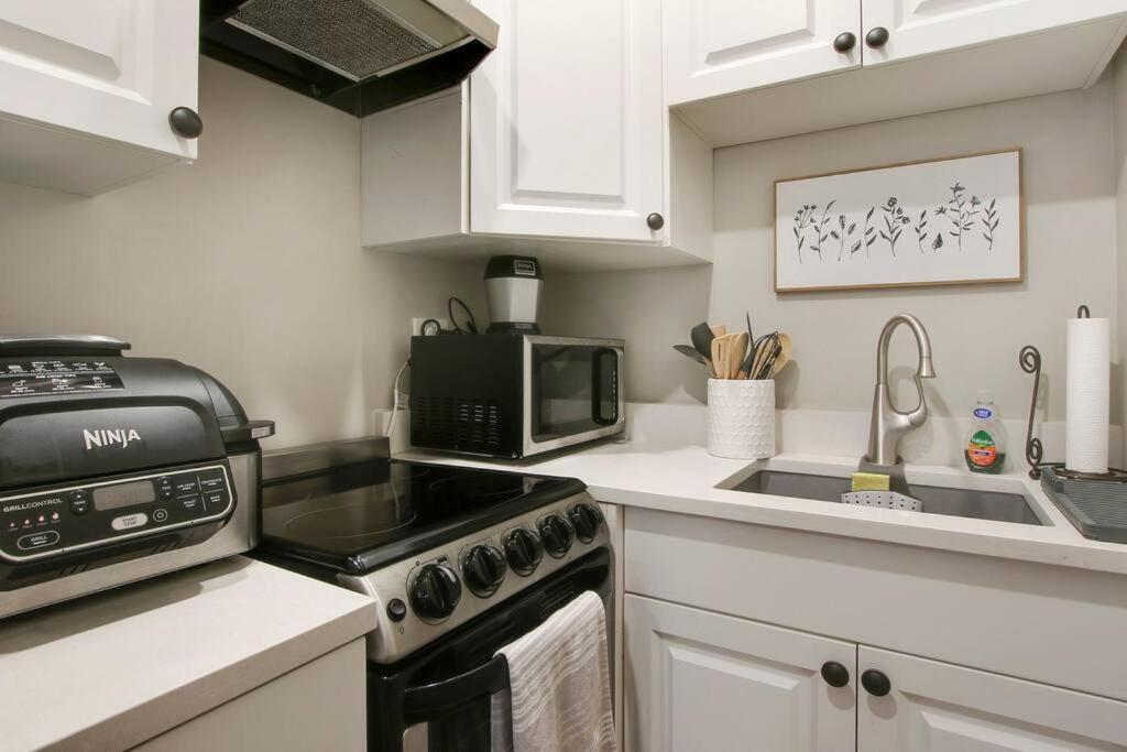 Apartment Downtown Wpb D - W Full Kitchen