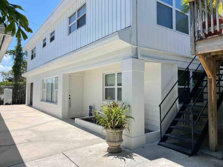 Downtown Wpb D - W Full Kitchen Apartment