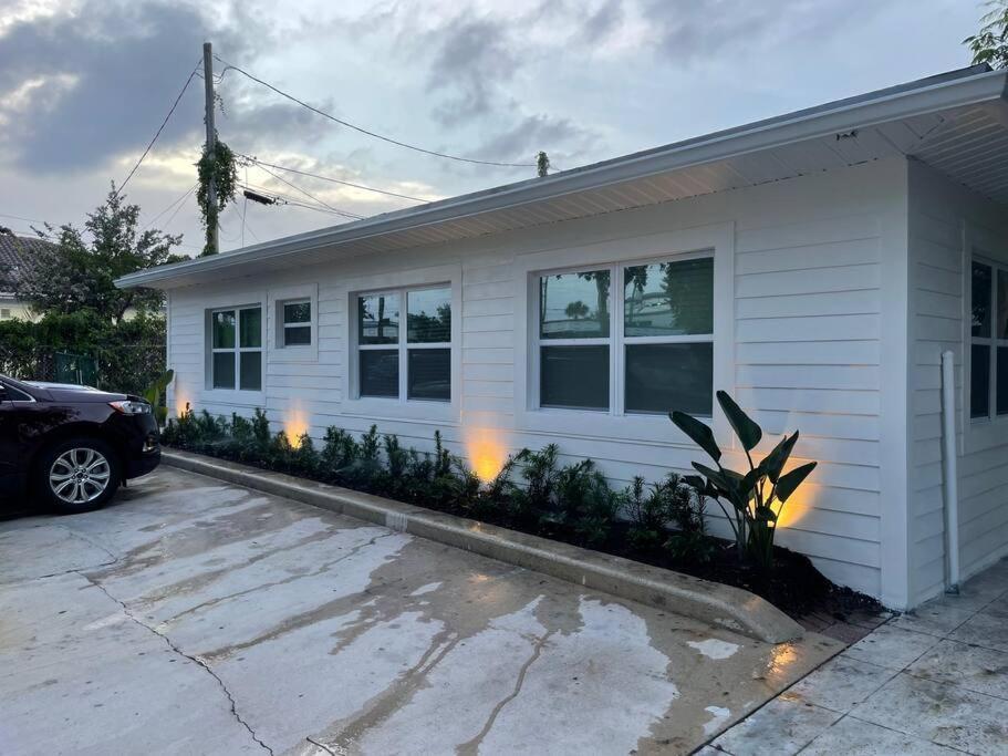Downtown Wpb D - W Full Kitchen