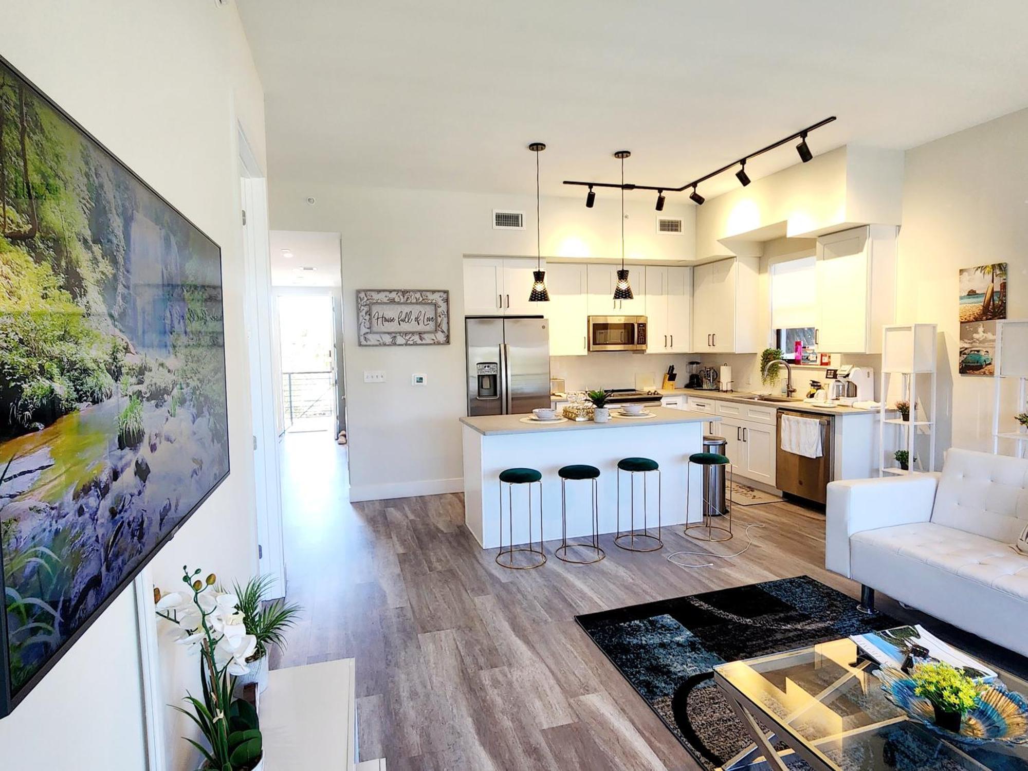 Apartment Lux Place And Cozy 3beds 2rooms Enjoy Life In Wpb Gym, Ev Station Nearby The Downtown And Beaches *
