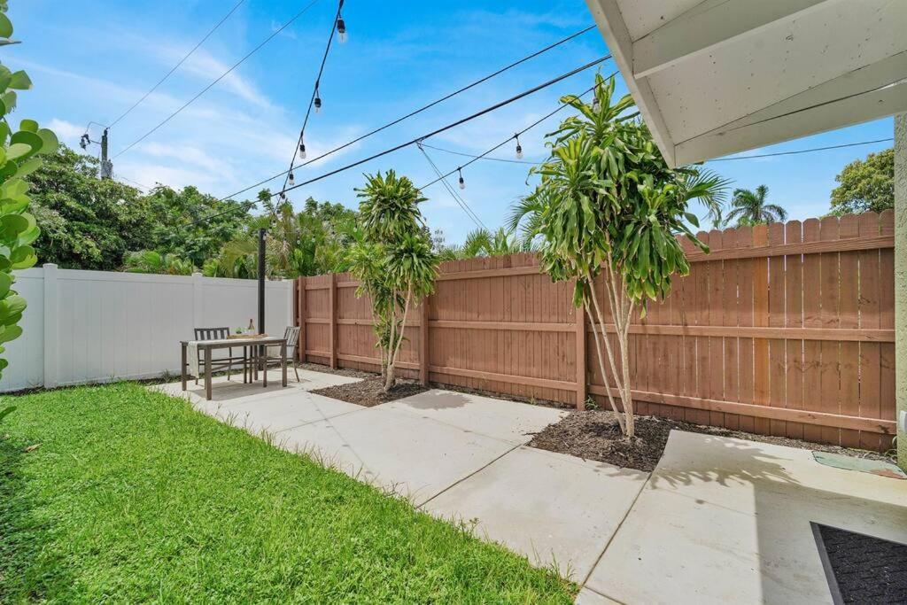 Designer Spot - No Extra Fees - Palm Wave Says Apartment *