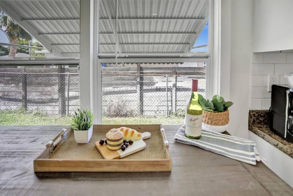 Palm Wave Says - 5 Star - Quiet Area - Stocked Apartment