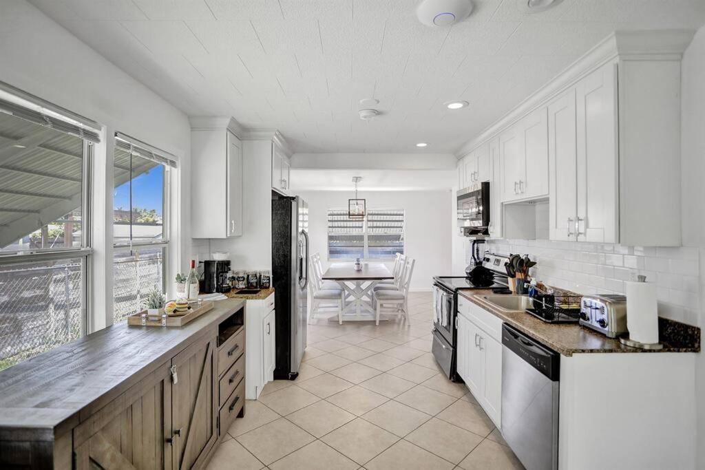 Palm Wave Says - 5 Star - Quiet Area - Stocked Apartment