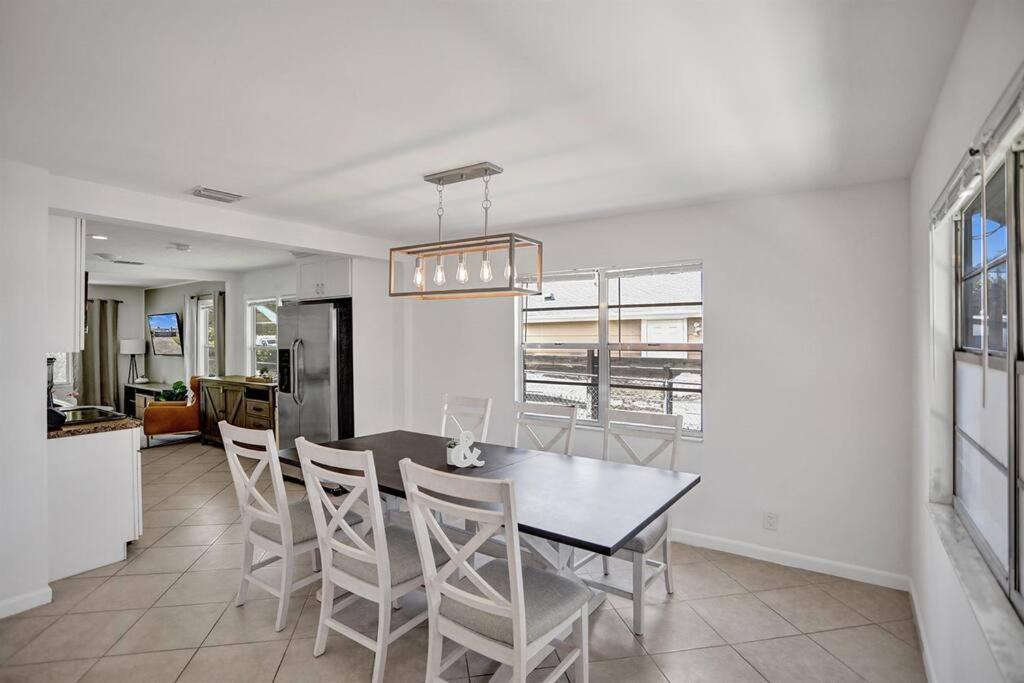 Palm Wave Says - 5 Star - Quiet Area - Stocked