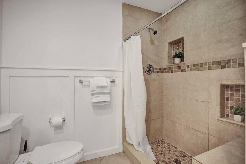 Palm Wave Says - 5 Star - Quiet Area - Stocked Apartment *