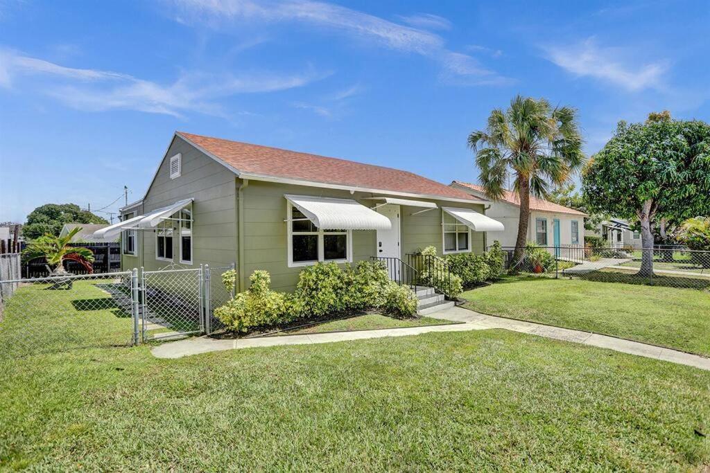 Palm Wave Says - 5 Star - Quiet Area - Stocked Apartment *