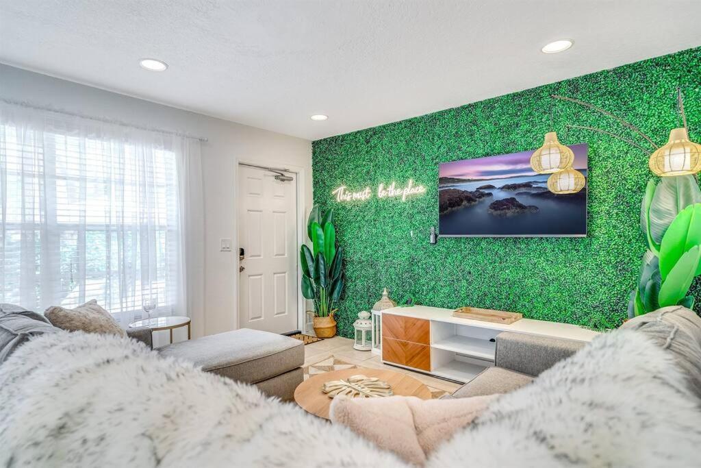 Palm Wave Says - Quietness In Location Apartment