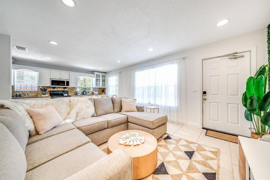 Palm Wave Says - Quietness In Location Apartment *